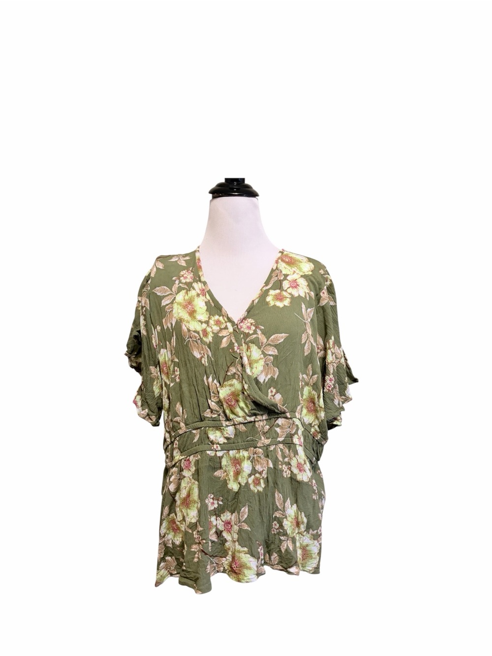 5/$30 🎈 Maurices XL olive green floral surplice neck Blouse
